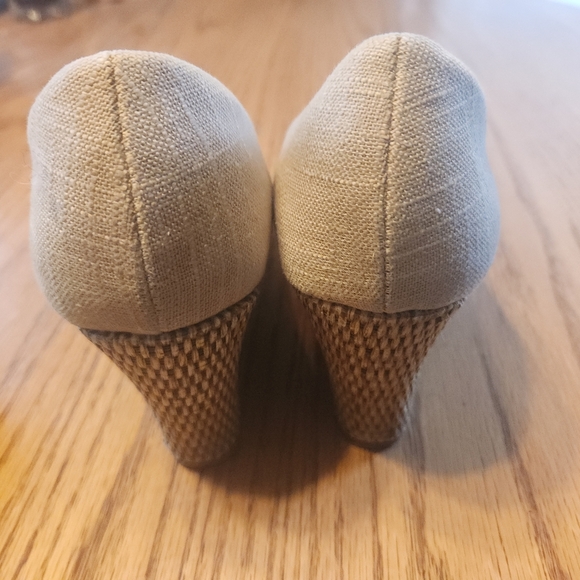 AEROSOLES Women's Cream Heels - Picture 7 of 10